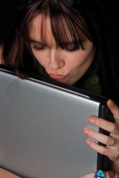 Fashion model - kissing laptop — Stock Photo, Image