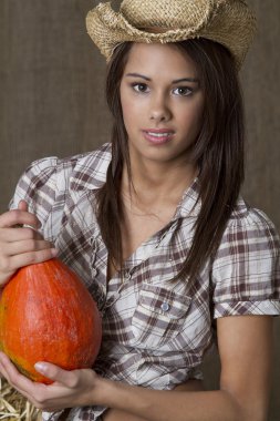 genç esmer cowgirl onun Squash gösteren