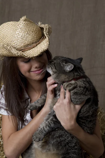 Brünettes Cowgirl Sitzt Mit Ihrer Katze Auf Einem Strohballen — Stockfoto