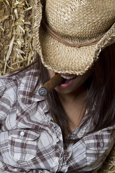 Genç Esmer Cowgirl Onu Şapka Sigara Altında Gizli Bir Puro — Stok fotoğraf