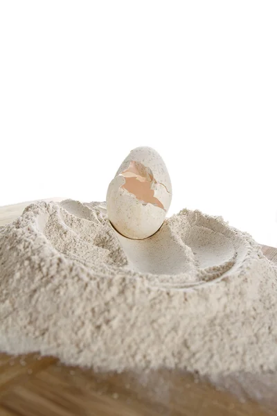 Huevo agrietado sobre harina — Foto de Stock