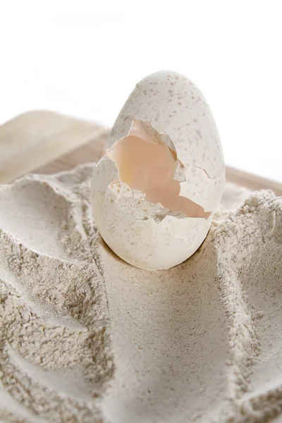 Craked vajíčko na mouku — Stock fotografie