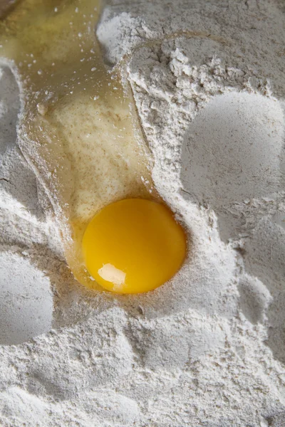 Egg on flour — Stock Photo, Image