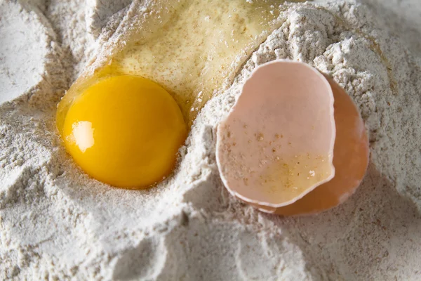 Яйцо, скорлупа и мука — стоковое фото