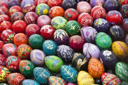 oeufs colorés de Pâques.