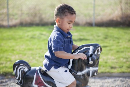 Garçon multi-racial au parc