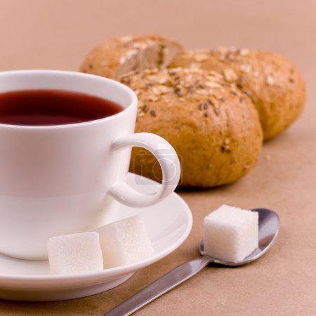 tasse de thé, sucre et pain 
