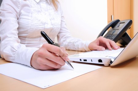 Jeune femme d'affaires 