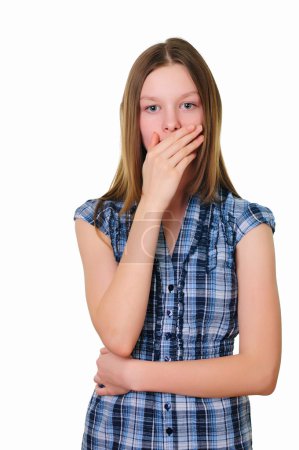 Une adolescente en studio sur fond blanc 