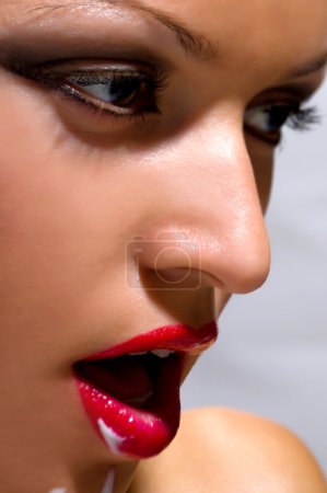 portrait d'une belle jeune femme