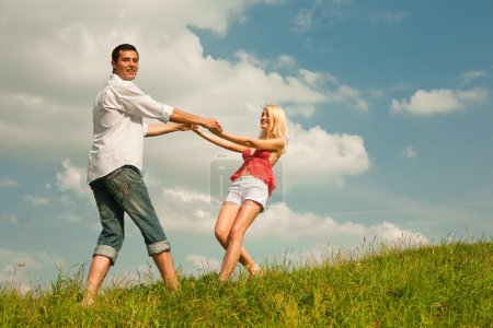 Jeune amour Couple souriant sous le ciel bleu 