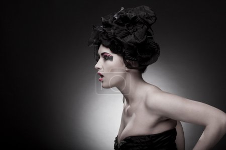 Portrait rapproché d'une belle jeune femme. Photo d'art de mode 
