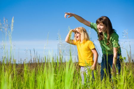 Joyeux Mère et Fille sur Field. Fille surpris quelque chose .