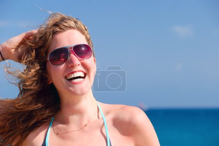heureuse belle femme sur la mer 