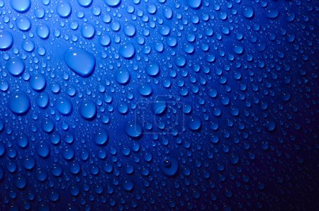 gouttes d'eau bleue sur verre