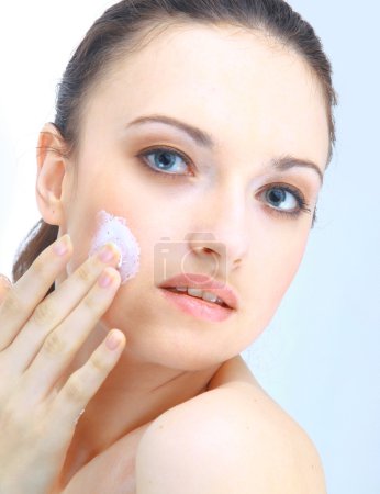 Portrait de jeune femme avec la peau de santé du visage 