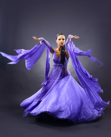 Danse de femme, fond sombre 