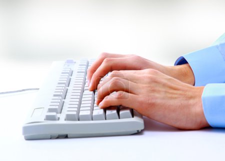 Mains sur le clavier 