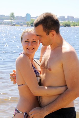 portrait d'un jeune couple heureux