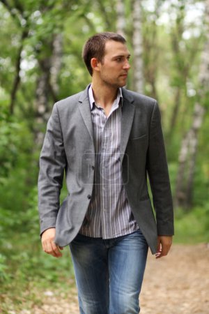 Portrait de jeune homme séduisant 
