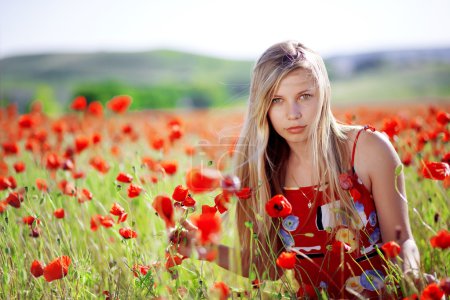 fille dans le champ de pavot 