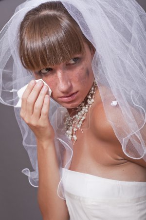 Mariée en pleurs avec mouchoir 
