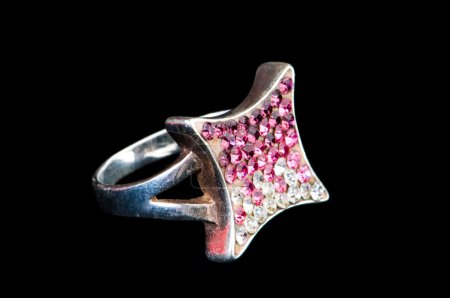 Bague bijoux isolée sur le noir 