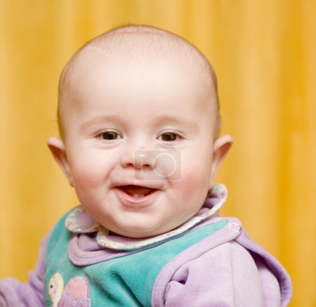 Un bébé espiègle 