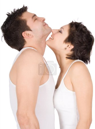 Souriant jeune couple amoureux 