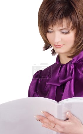 Femme d'affaires lisant le magazine 