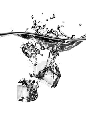 Glaçons tombés dans l'eau avec éclaboussure 