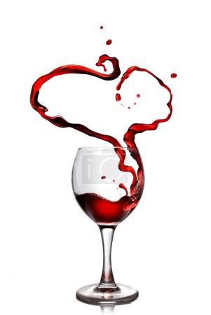 Coeur de verser du vin rouge dans un gobelet 