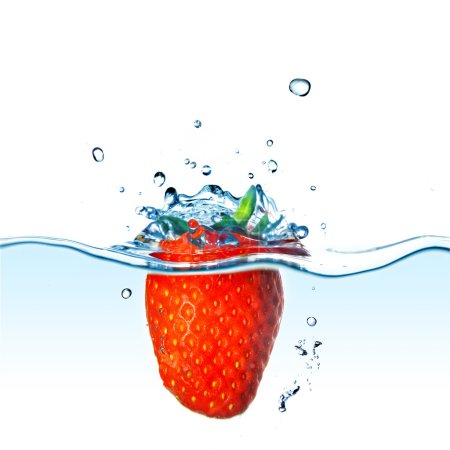 Fraise fraîche tombée dans l'eau bleue avec éclaboussures isolées sur blanc 