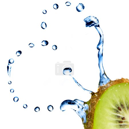 Coeur de gouttes d'eau sur kiwi isolé sur blanc 