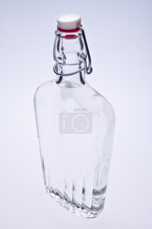 Bouteille remplie de liquide translucide 