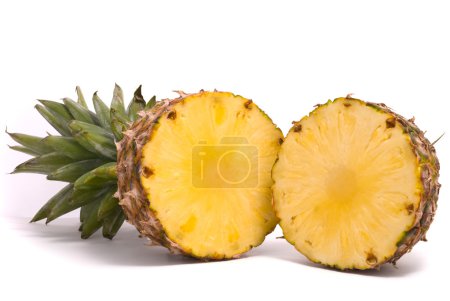 Ananas tranchés sur fond blanc