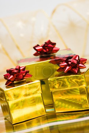 coffrets cadeaux dorés avec ruban