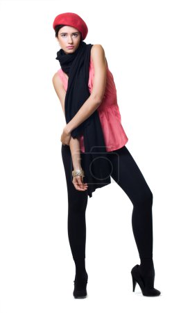 femme à la mode dans un chapeau