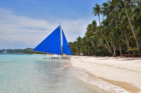 Voilier traditionnel sur plage de sable blanc sur l'île de Boracay 