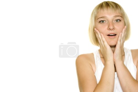 jeune femme regardant surpris