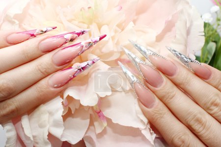 Ongles acryliques soignés 