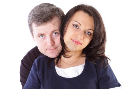 Couple mature souriant ensemble sur blanc 