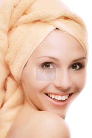 Fille juste après l'acceptation de bain 