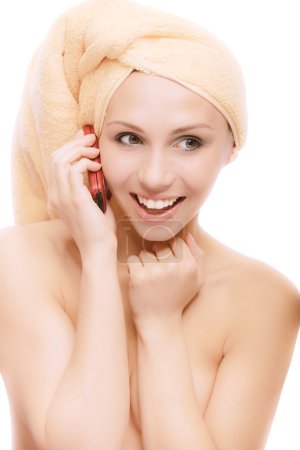Femme après bain parle au téléphone 