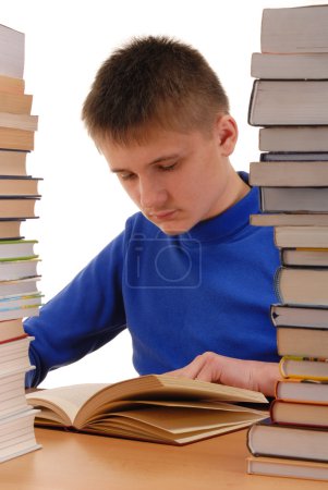 Garçon dans la bibliothèque 