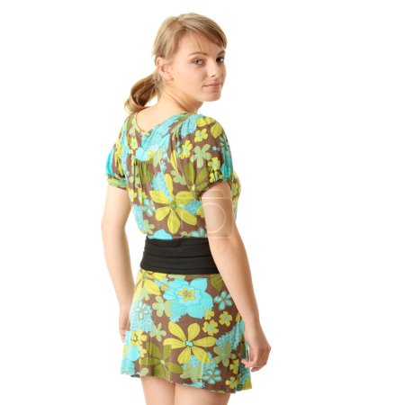 Jolie blonde en robe d'été verte 