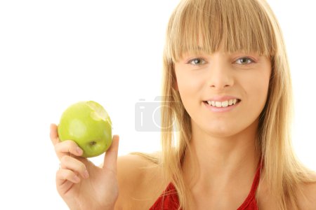 Jeune femme blonde à la pomme verte 