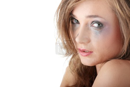 Femme en sous-vêtements pleurer concept de violence 
