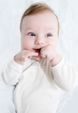 Adorable petit garçon riant 