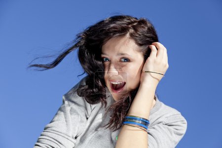 Portrait de belle fille brune sur fond de ciel bleu .